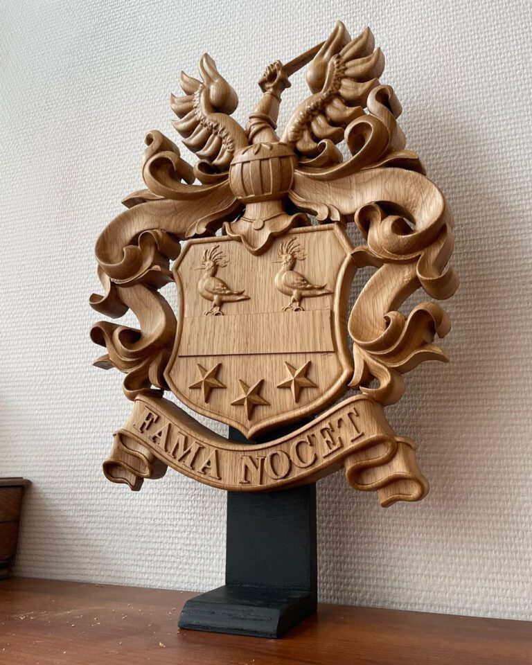 Hermoso escudo heráldico en madera, hecho a mano para legado familiar